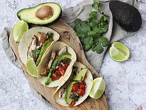 Tacos med krydret kylling, tomatsalsa og avocado fra Hopballe Mølle