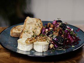 Salat med rødbedekraut og grillet gedeost - Kattinge Kraut