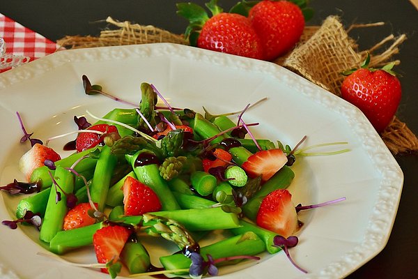 Salat med grønne asparges og jordbær